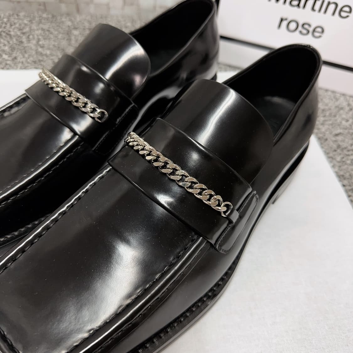 마틴 로즈 남성 블랙 체인 로퍼 75% 상품이미지5