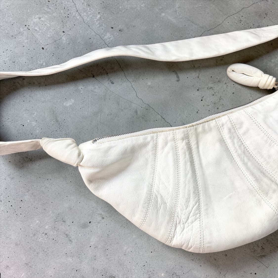 르메르 스몰 크루아상 나파 레더 크로스백 화이트 상품이미지3