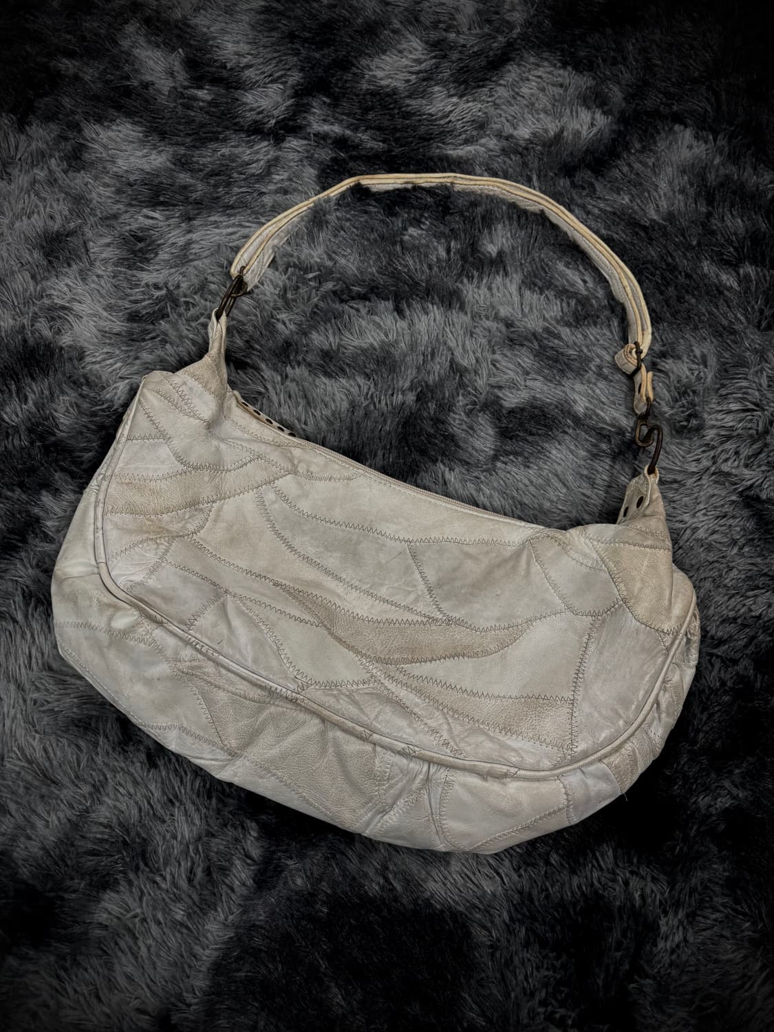 아이보리 가죽패치 크로스백 상품이미지1