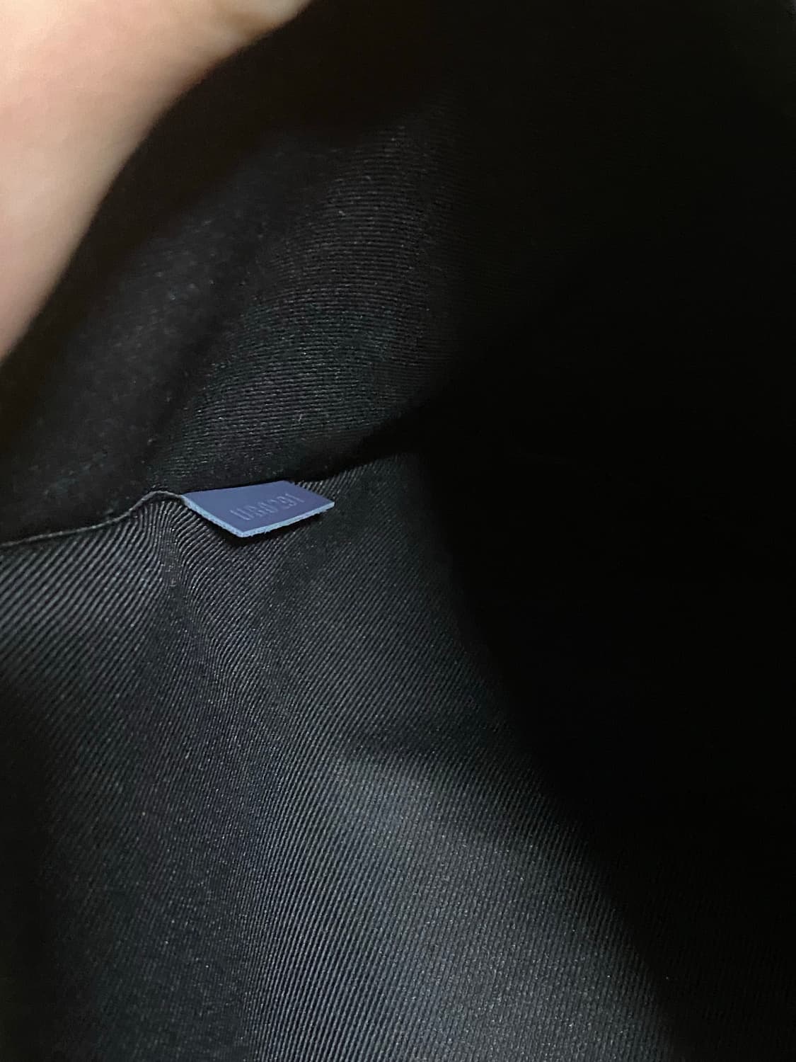 루이비통 이클립스 쉐도우 포쉐트 디스커버리 클러치 네이비 상품이미지6