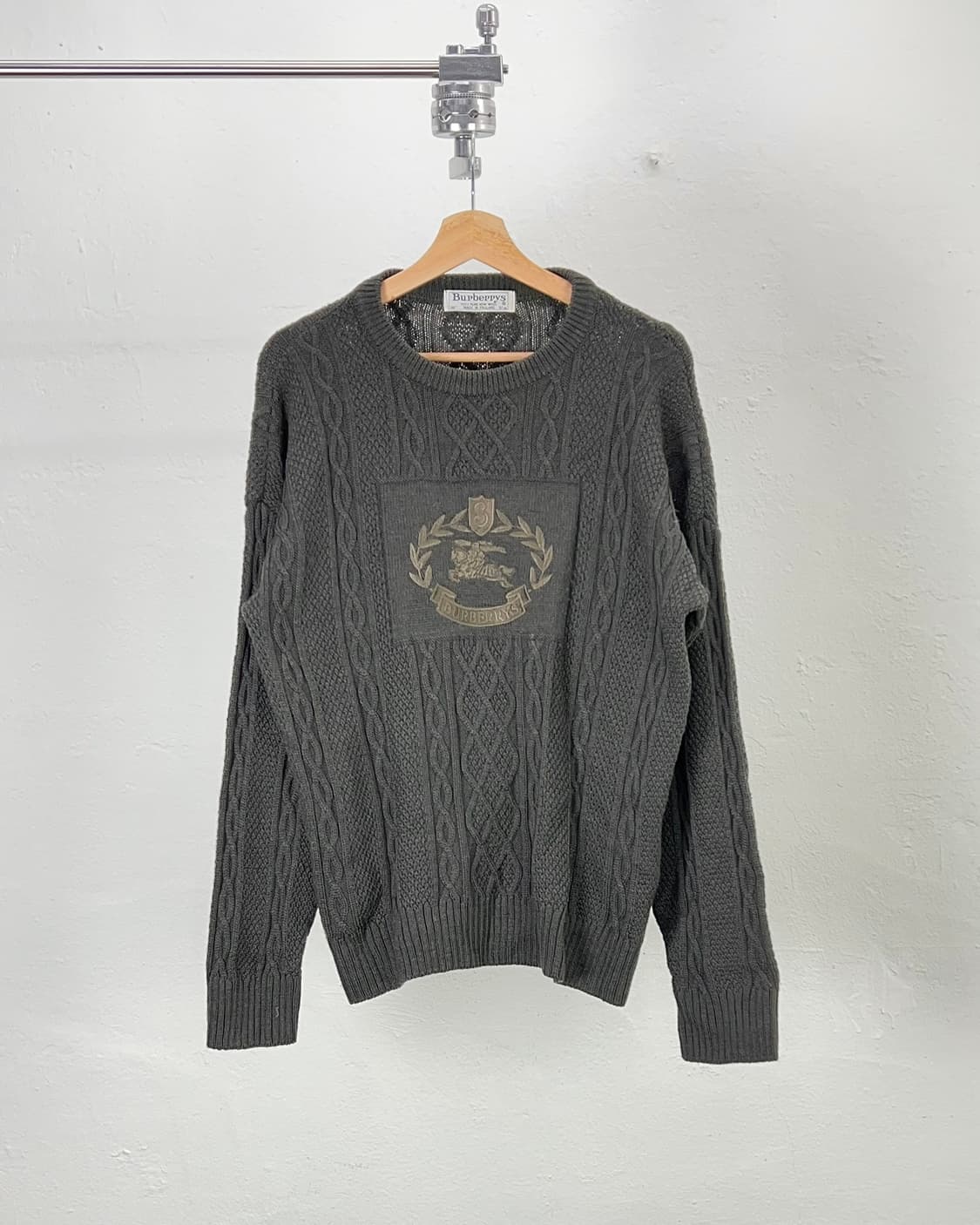 버버리 다크 올리브 센터 월계수 로고 케이블 스웨터 상품이미지1
