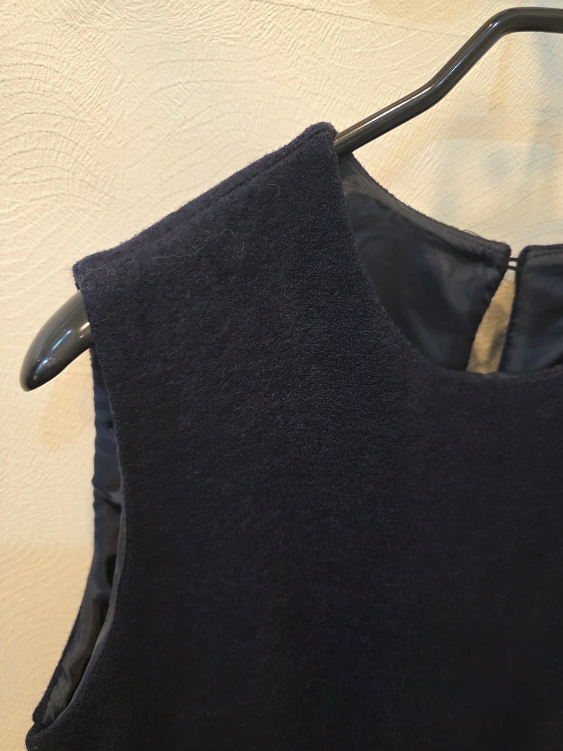 The ilma 네이비울 매칭 주름언발란스 원피스 상품이미지3