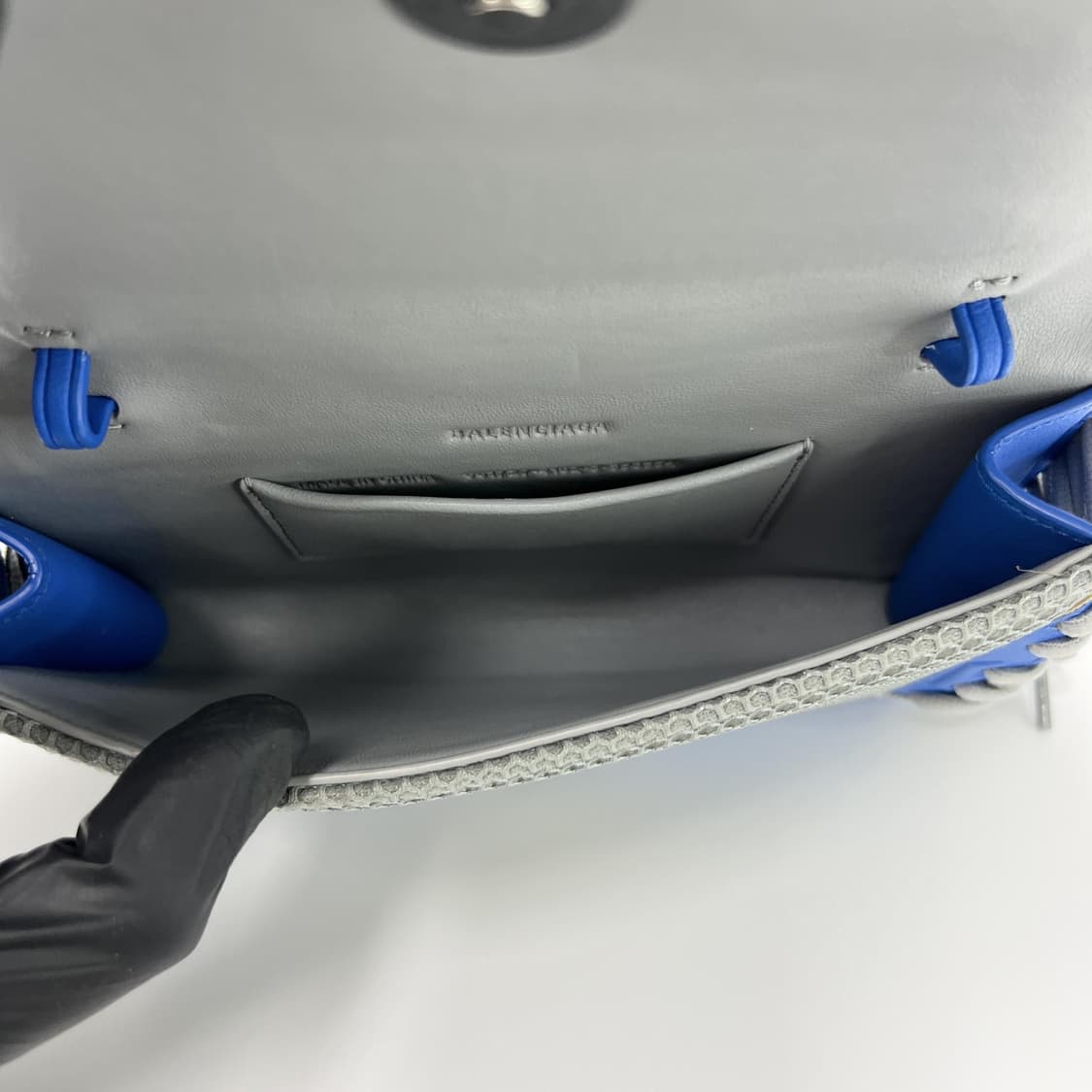 발렌시아가 스니커즈백 상품이미지7