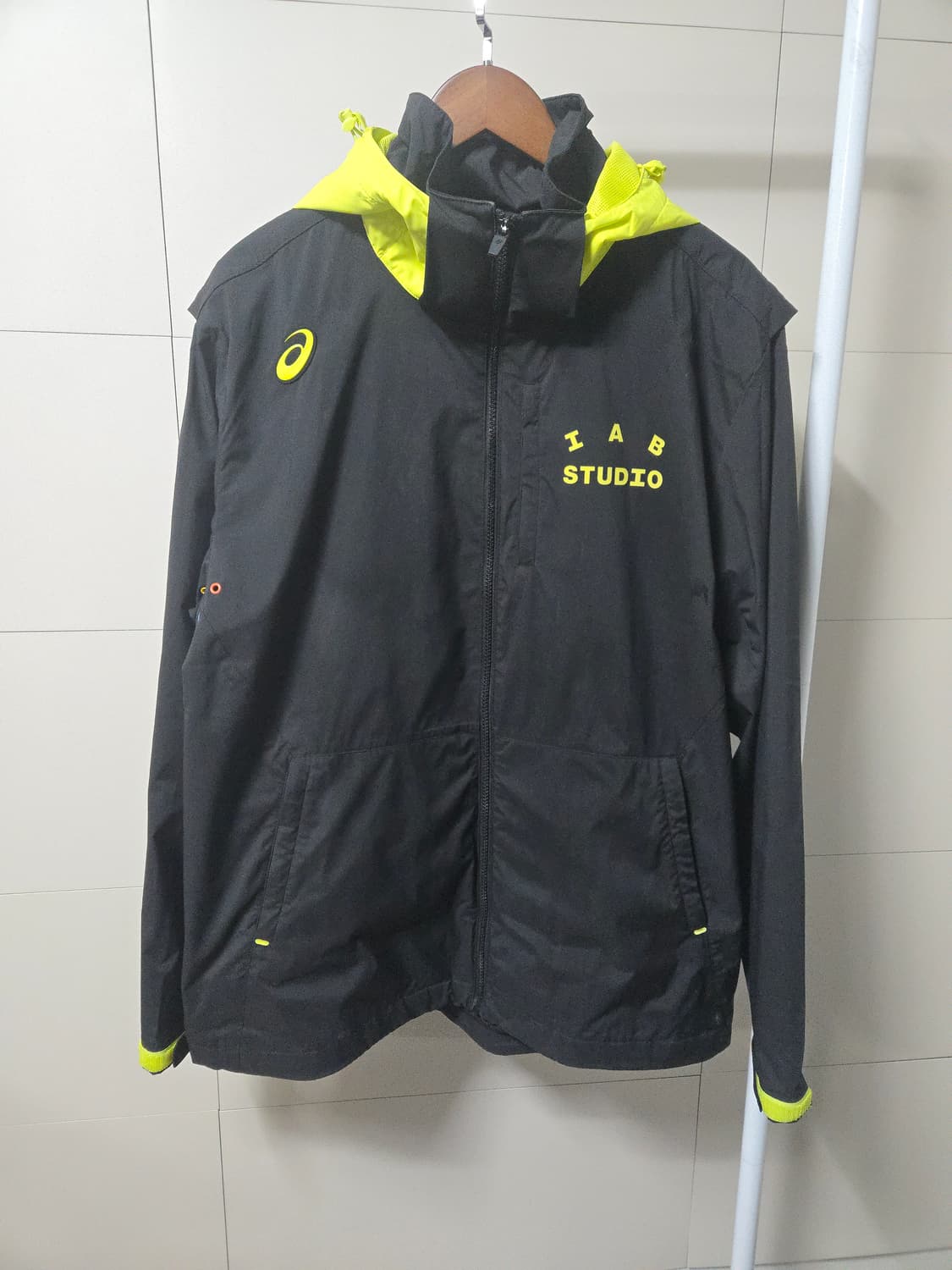아이엡스튜디오 X 아식스 코치자켓 형광 후드 상품이미지2