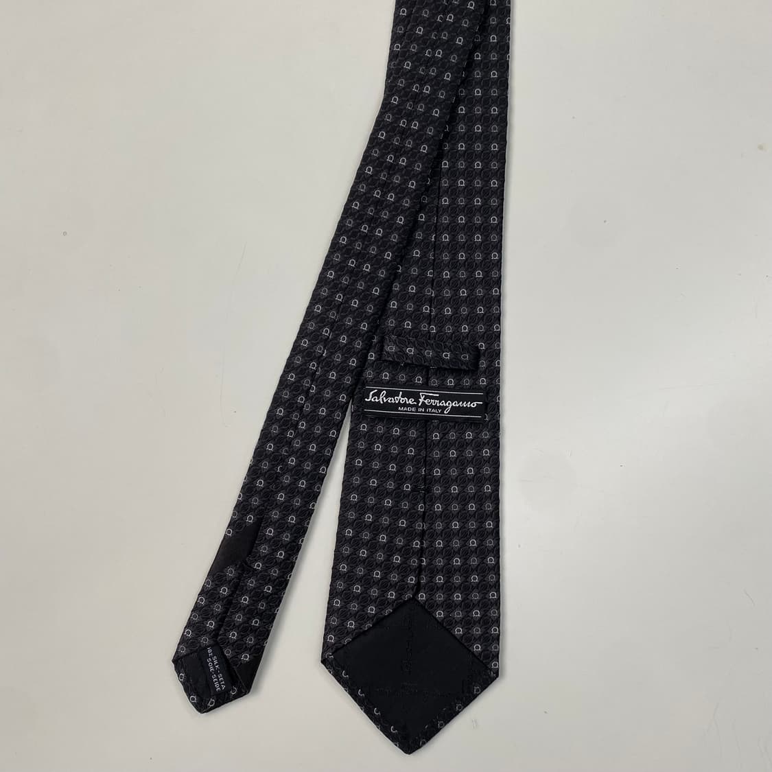 페레가모(Ferragamo) 모노그램 블랙 명품 정품넥타이 상품이미지3