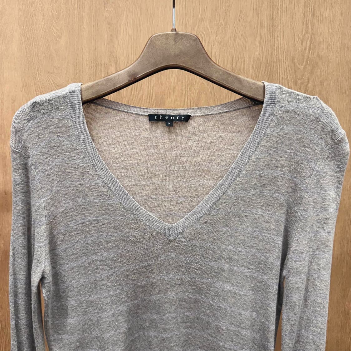 띠어리 스트라이프 브이넥 긴팔 니트 티셔츠 슬림핏 그레이 상품이미지4