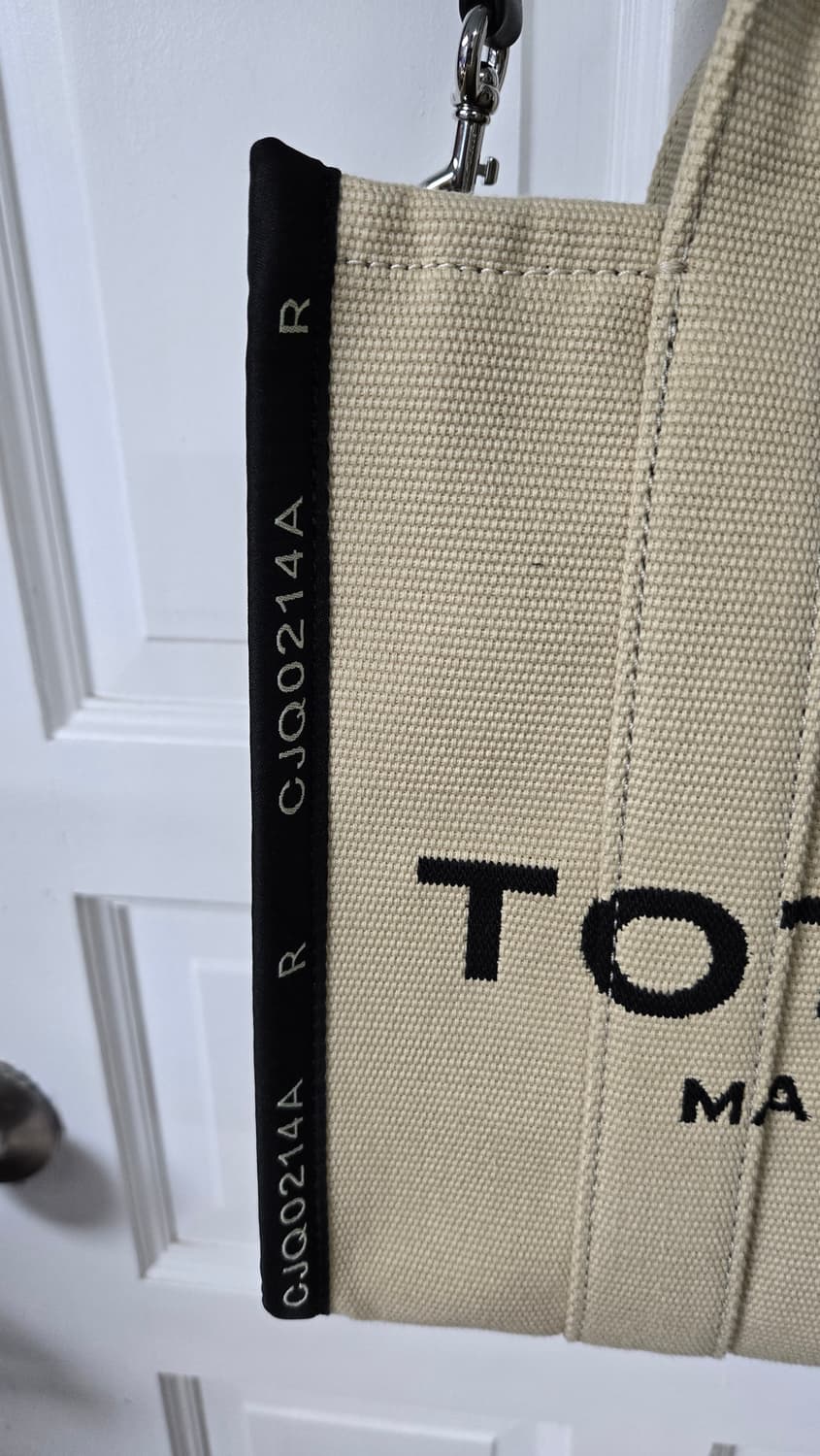 마크제이콥스 자카드 더 토트백 미듐 상품이미지3