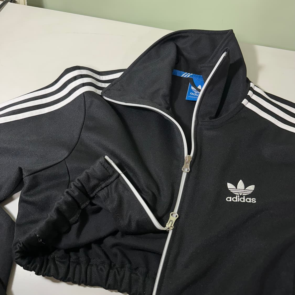 우먼M 아디다스 오리지날 3스트라이프 리폼 크롭트랙탑 상품이미지1