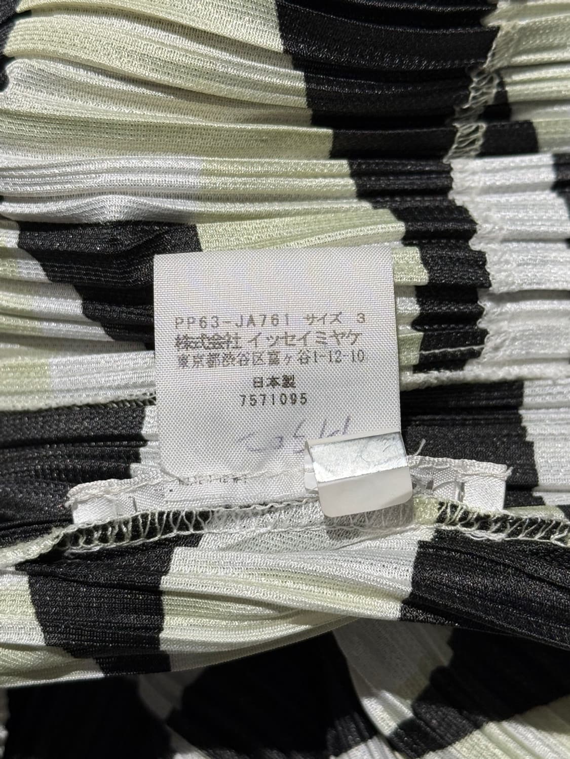 플리츠플리즈 블랙 화이트 스무시 롱 자켓 상품이미지8