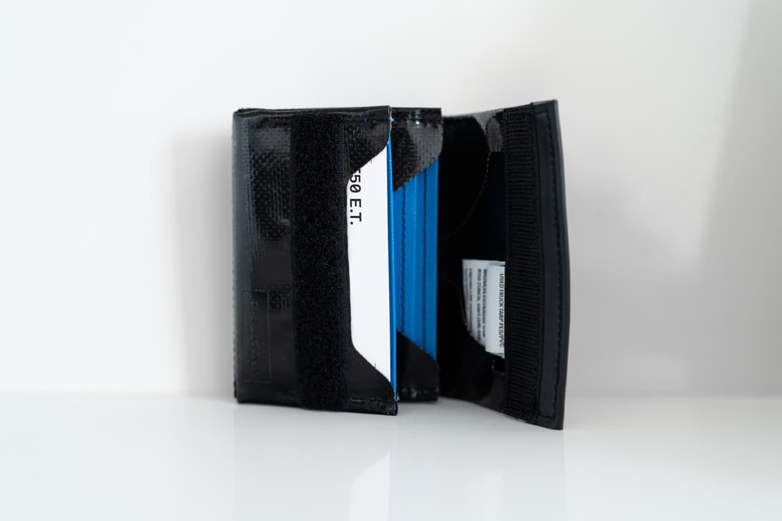 프라이탁 F50 E.T. 올블랙 고광택 반지갑 상품이미지3