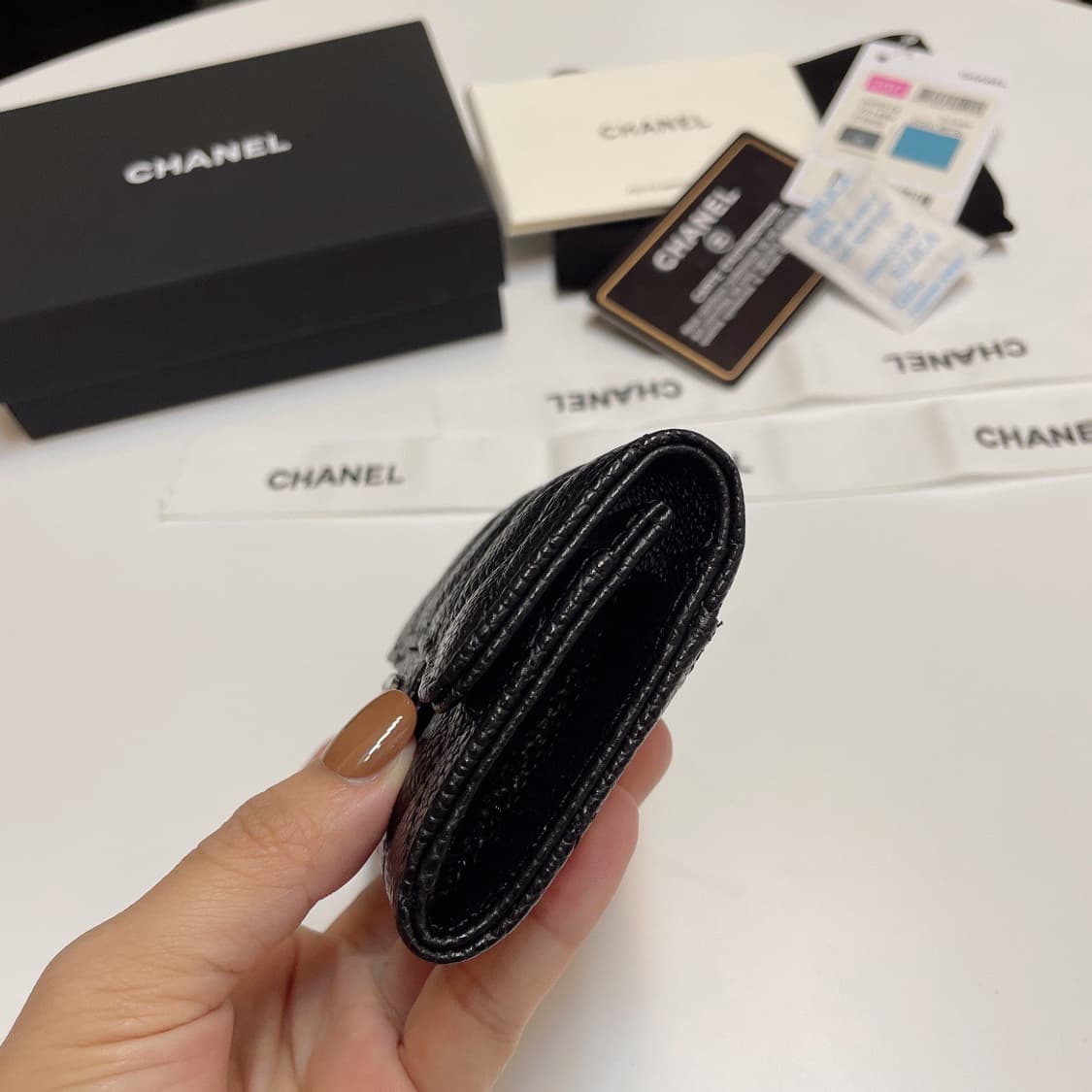 샤넬 클래식 카드 홀더 그레인드 카프스킨 & 골드 메탈 블랙 상품이미지3