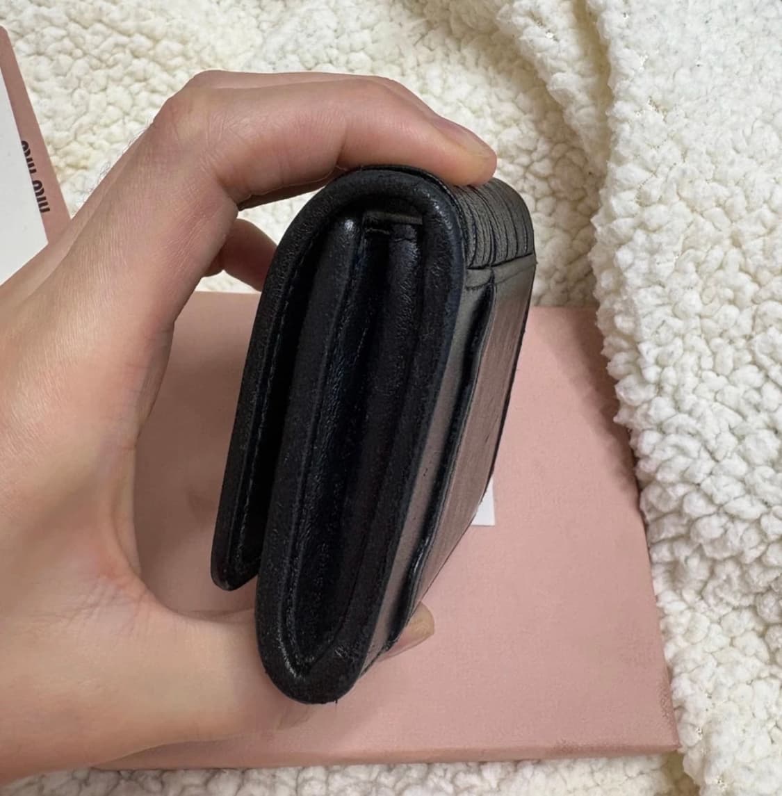 정품) 미우미우 마테라쎄 반지갑 블랙 상품이미지4