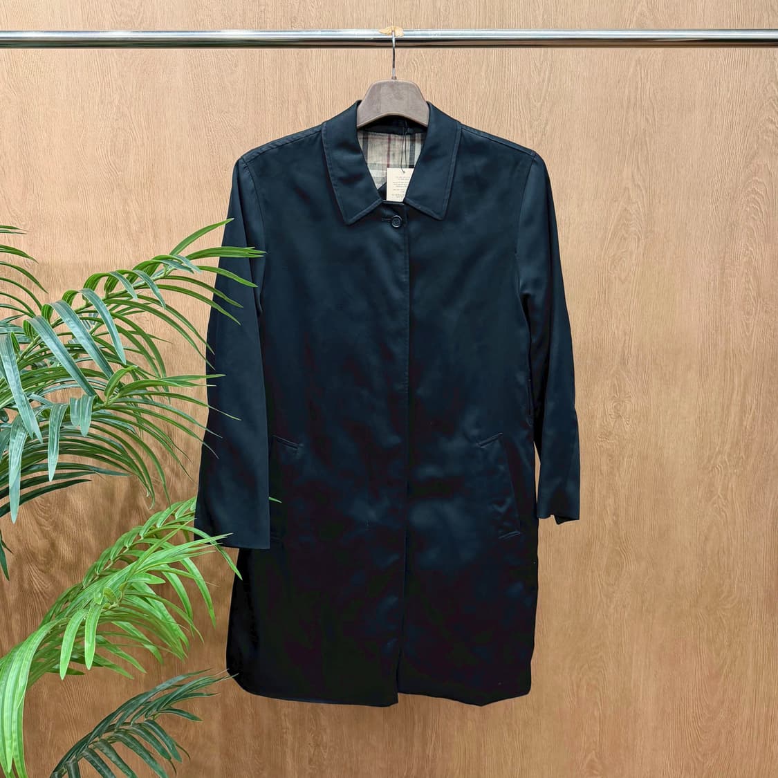 버버리 런던 클래식 싱글 맥코트 노바 체크 라이닝 히든 버튼 디테일 블랙 상품이미지1