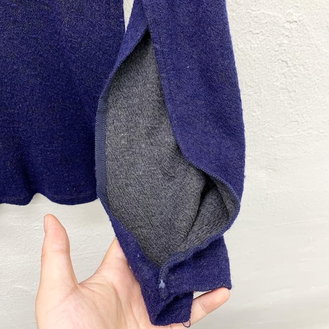 비비안 웨스트우드 네이비 로고 절개 라운드 니트 상품이미지6