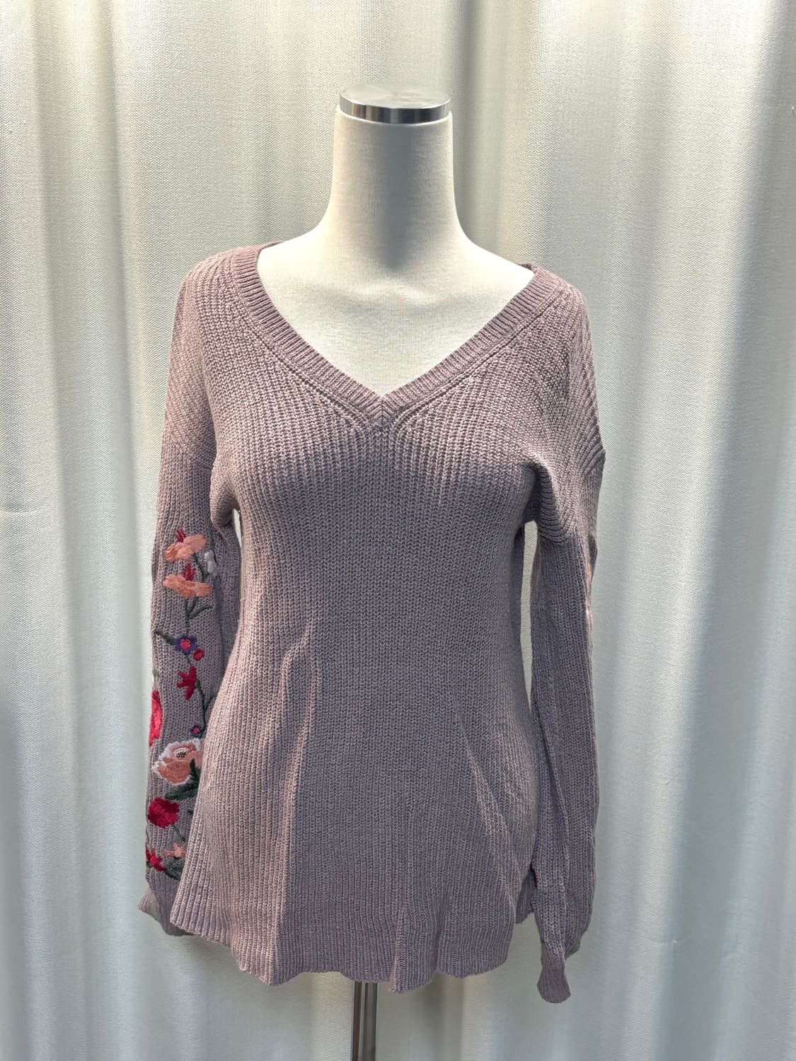 인디핑크 꽃자수 브이넥 니트 상품이미지1