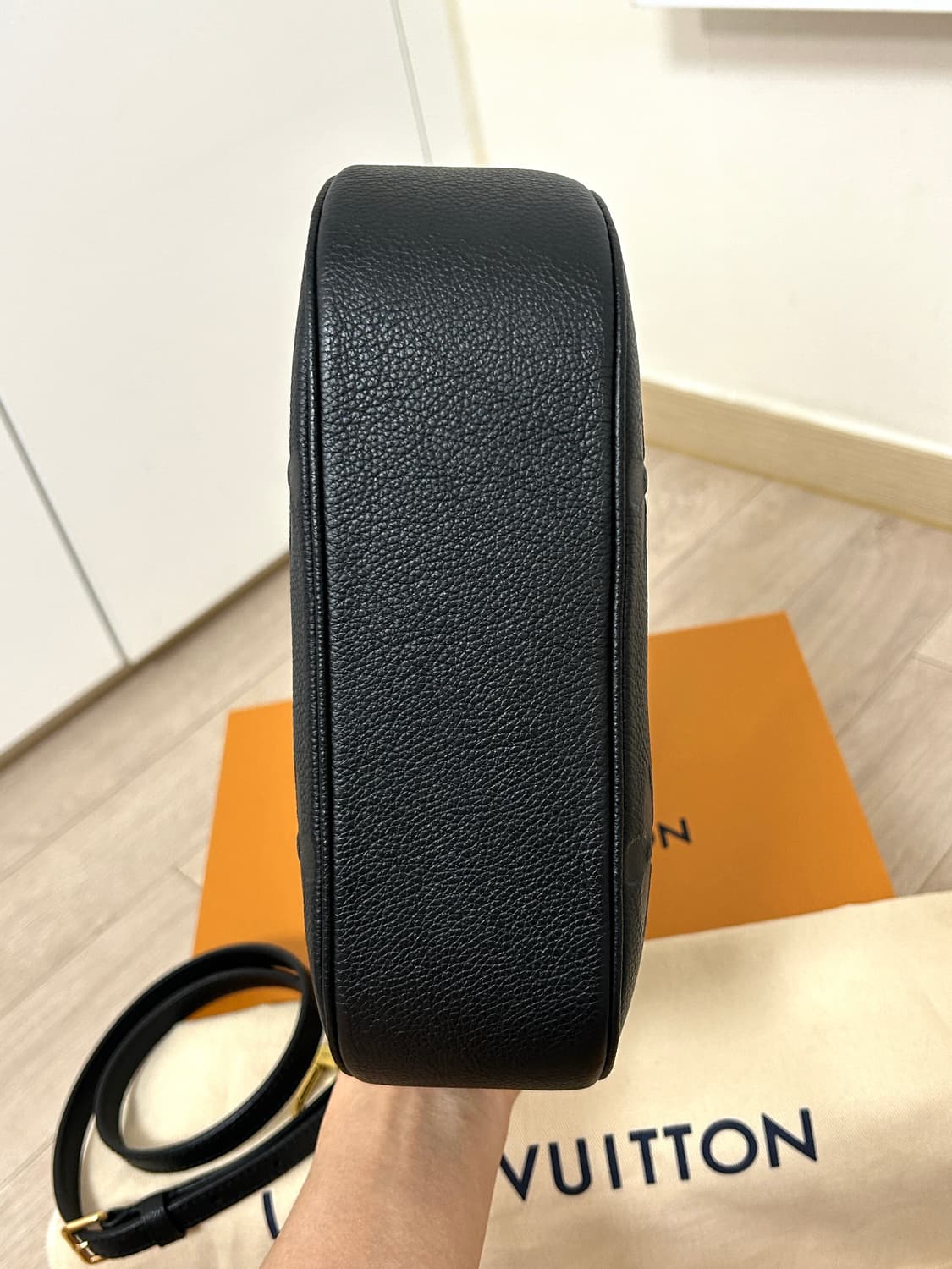 (풀구성) 루이비통 앙프렝뜨 바가텔 호보백 블랙 상품이미지4