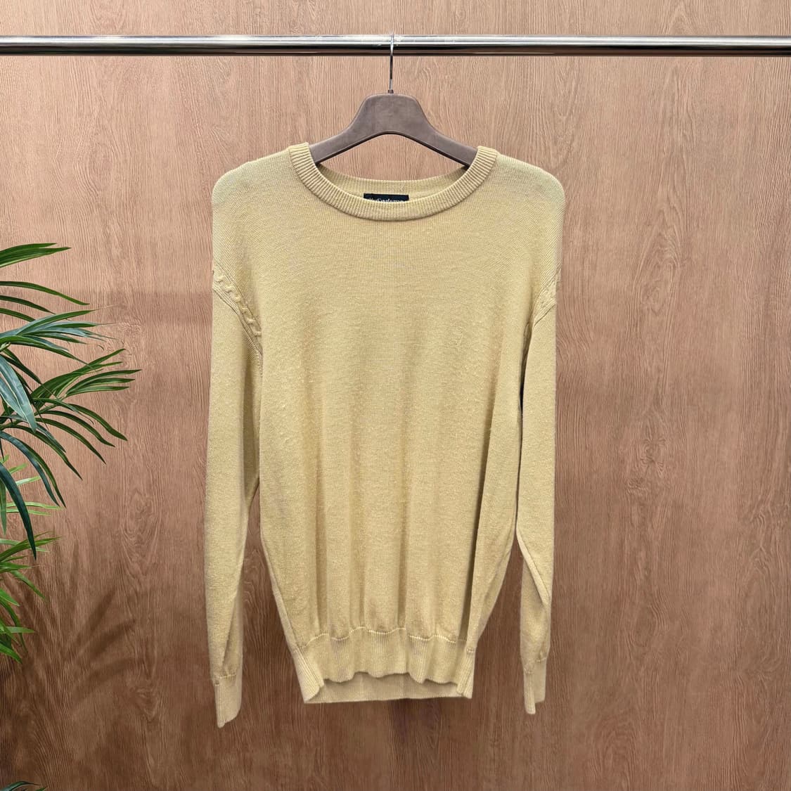 입생로랑 라운드넥 긴팔 니트 숄더 케이블 디테일 레귤러핏 베이지 상품이미지1