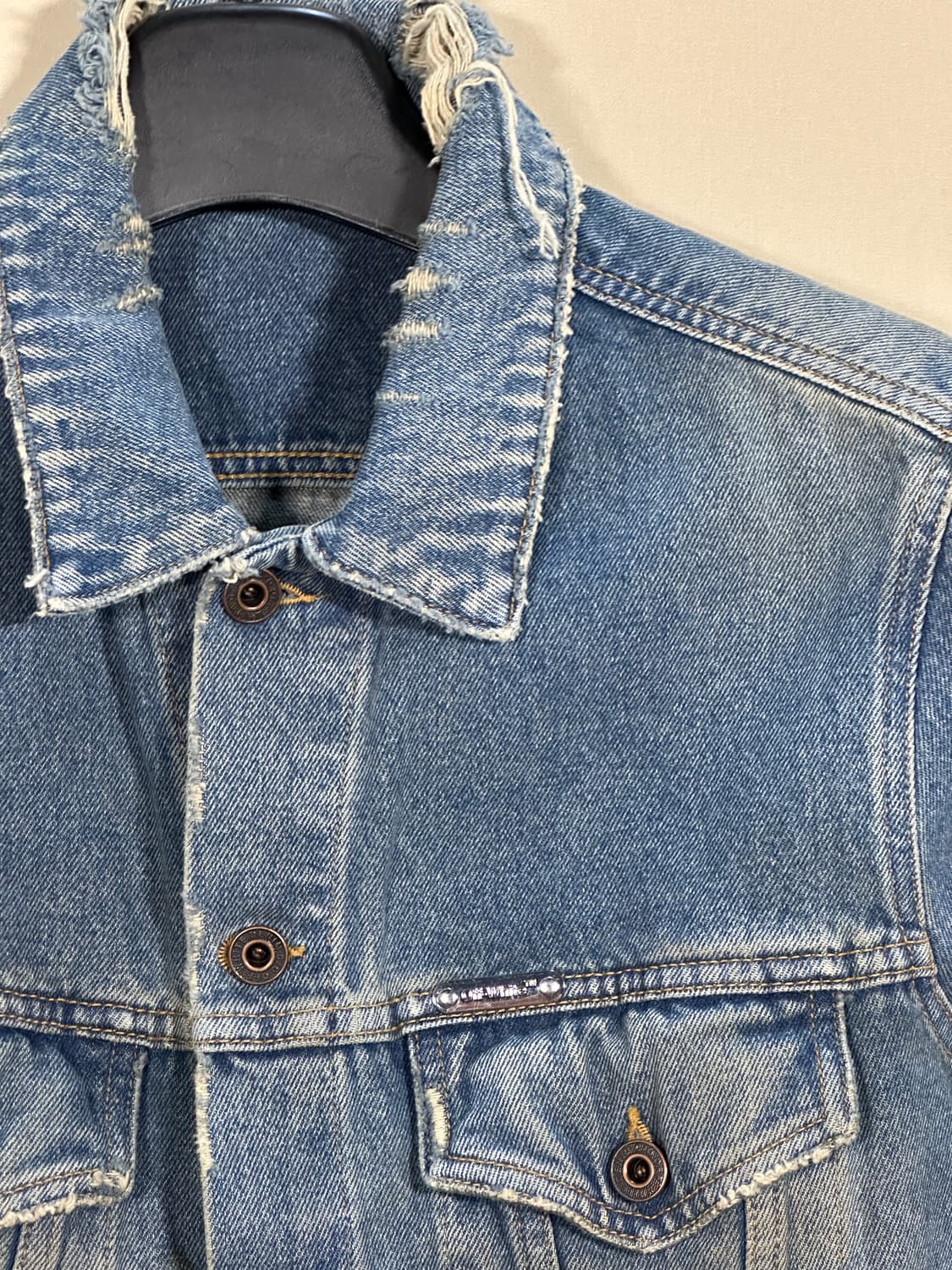 오프화이트 애로우 빈티지 워싱 트러커 자켓 처분  상품이미지4