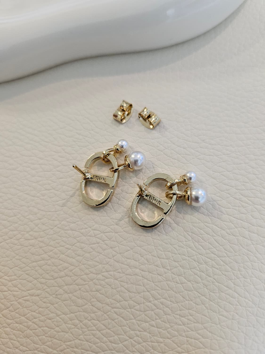 디올 업사이클링 드롭진주 골드 귀걸이 상품이미지4