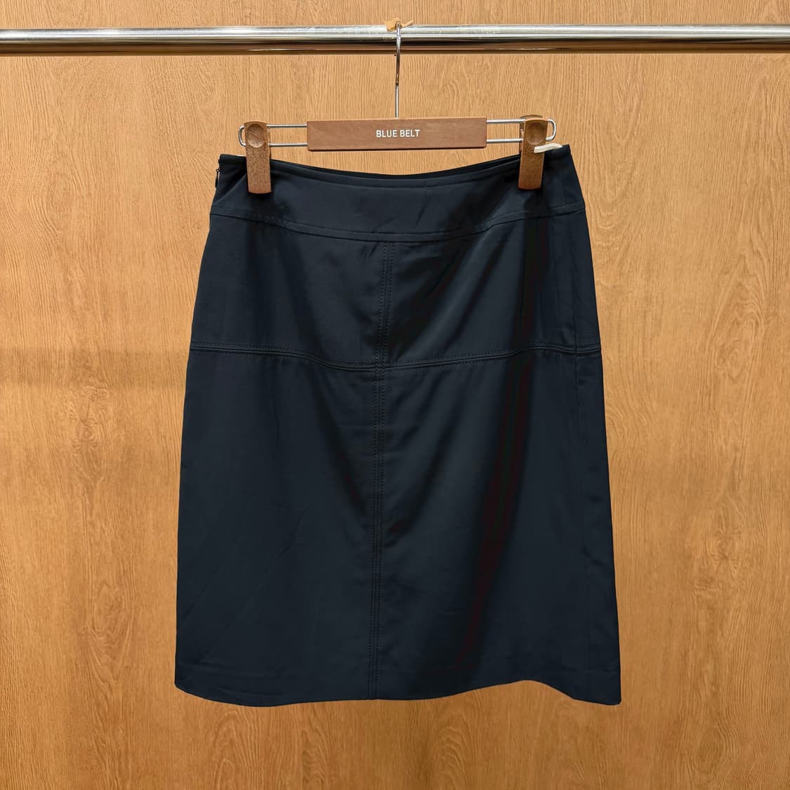 꾸레쥬 미디 스커트 로고 메탈 장식 절개 디테일 A라인 블랙 상품이미지3