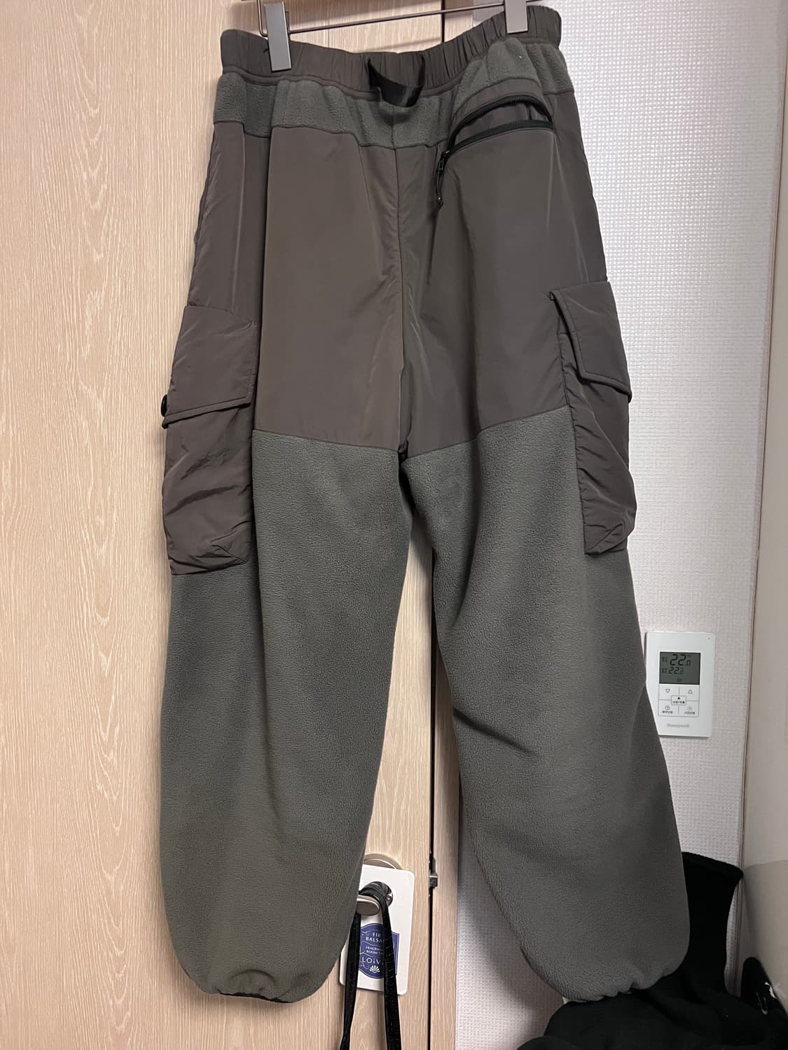 모이프 25fw 하이커 팬츠 애쉬브라운 1사이즈 팝니다. 상품이미지2