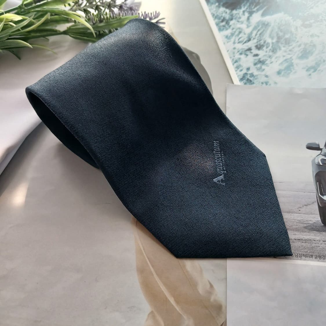 아쿠아스큐텀 실크 솔리드 로고 넥타이 9.6cm A+등급 A18679
 상품이미지2