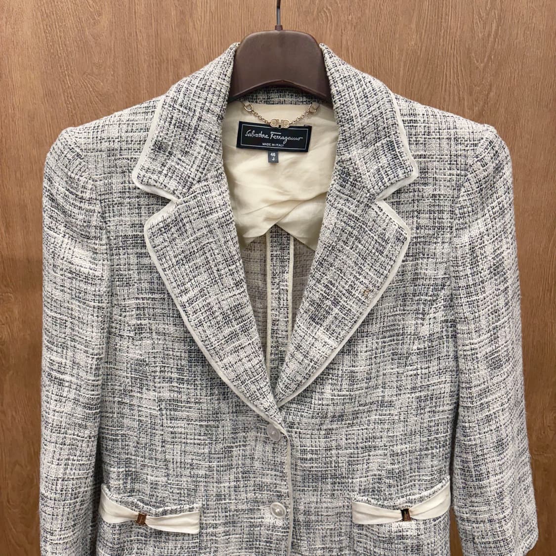 살바토레 페라가모 트위드 자켓 간치니 버클 포켓 테일러드핏 아이보리 상품이미지4