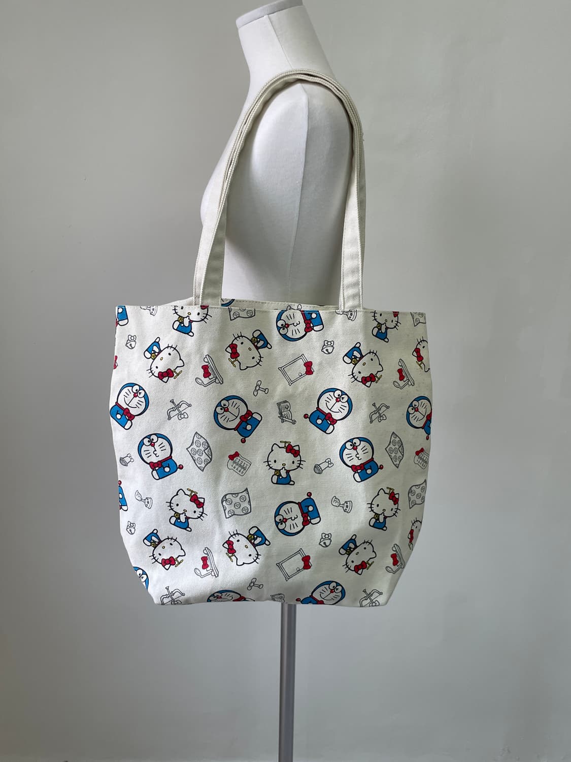 헬로키티 x 도라에몽 올오버 캐릭터 프린트 캔버스 토트백 J04172 상품이미지1