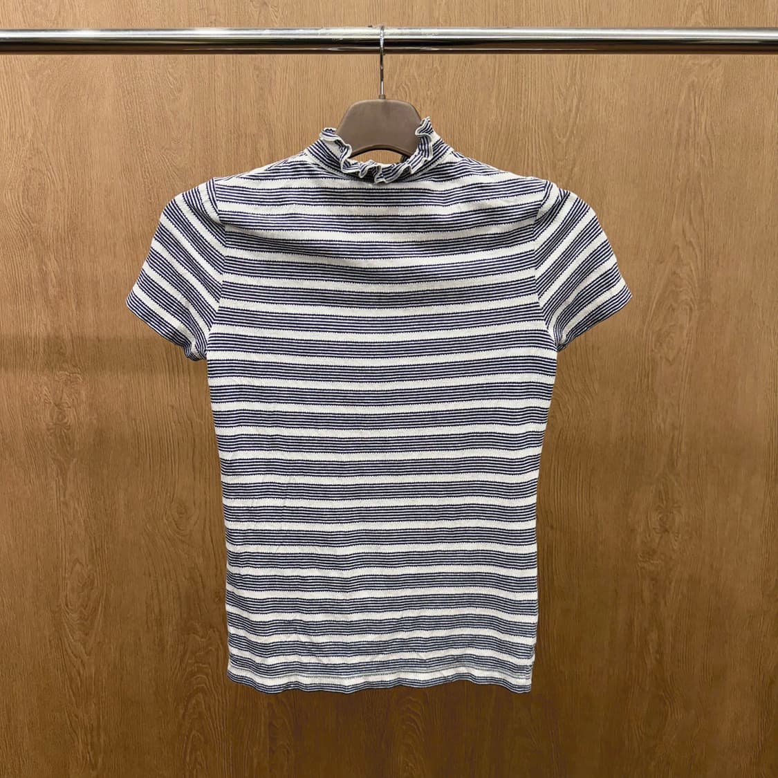 토리버치 블라우스 반팔 스트라이프 패턴 프릴 넥 하프 버튼 디테일 네이비 상품이미지3