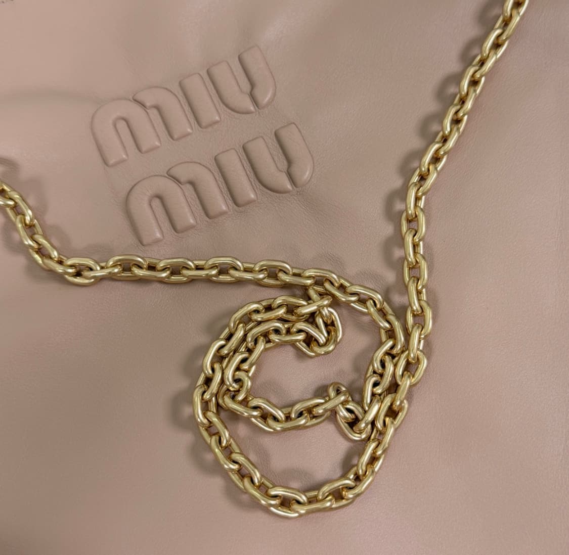미우미우 여성 로고 체인 소프트 레더 숄더백 카메오 베이지 5BC114 상품이미지5