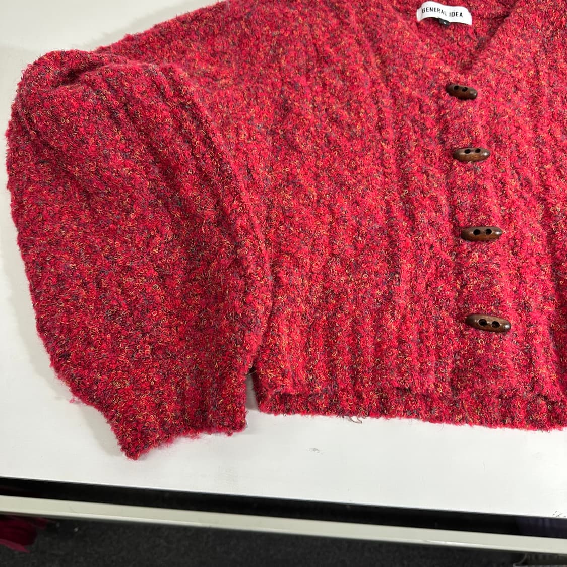 우먼S 제너럴아이디어 다홍 콩단추 보카시 부클 크롭 가디건 상품이미지2