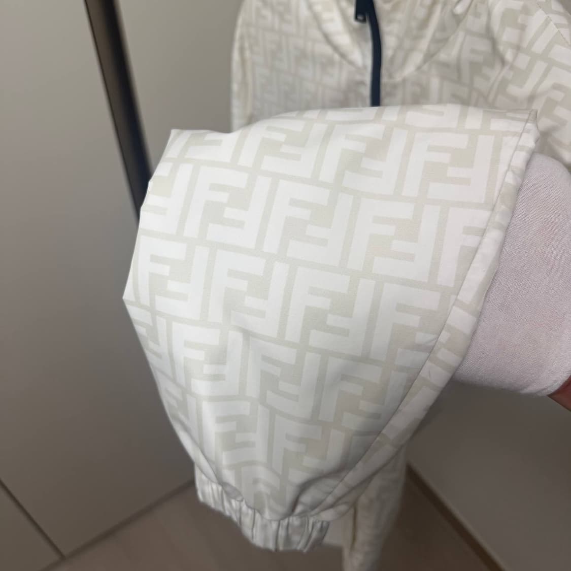 [정품] 펜디 FF로고 화이트 나일론 윈드브레이커 상품이미지6