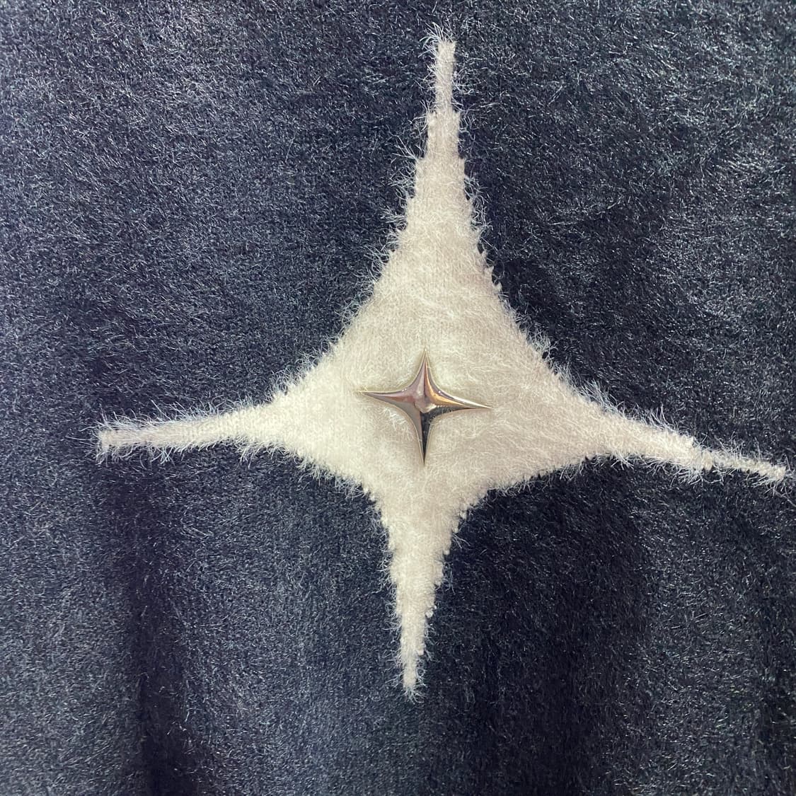 퍼슨인텐션 투웨이 지퍼 브로치 디테일 오버핏 니트 스웨터 B4217 상품이미지4