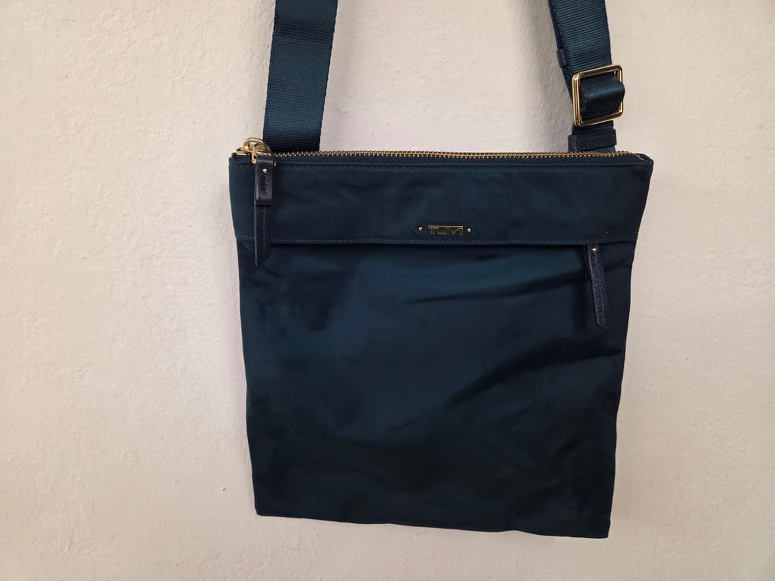 투미 짙은 녹색 크로스백 상품이미지2