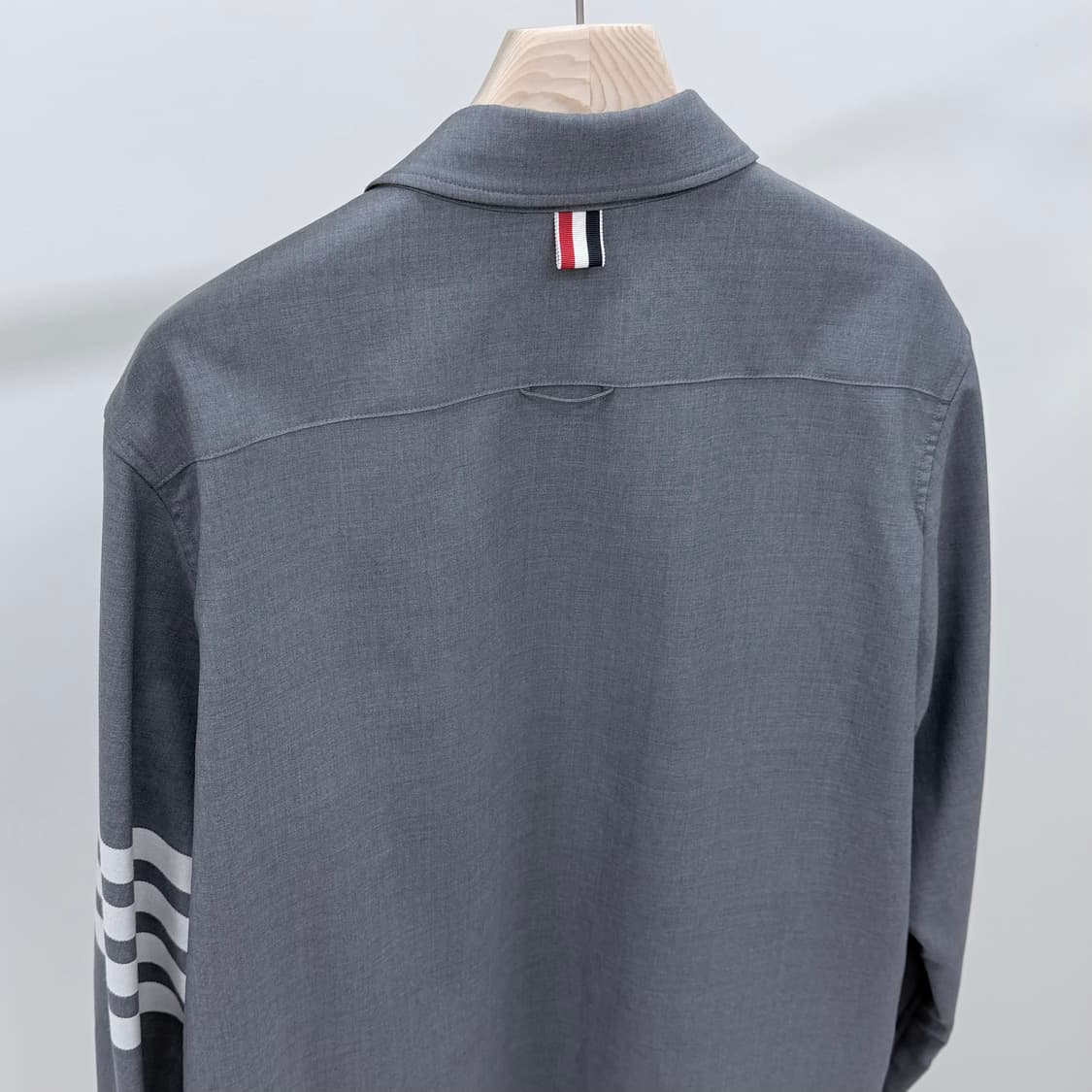 [S+급/3] 톰브라운 사선완장 플레인 위브 셔츠 자켓 그레이 상품이미지6