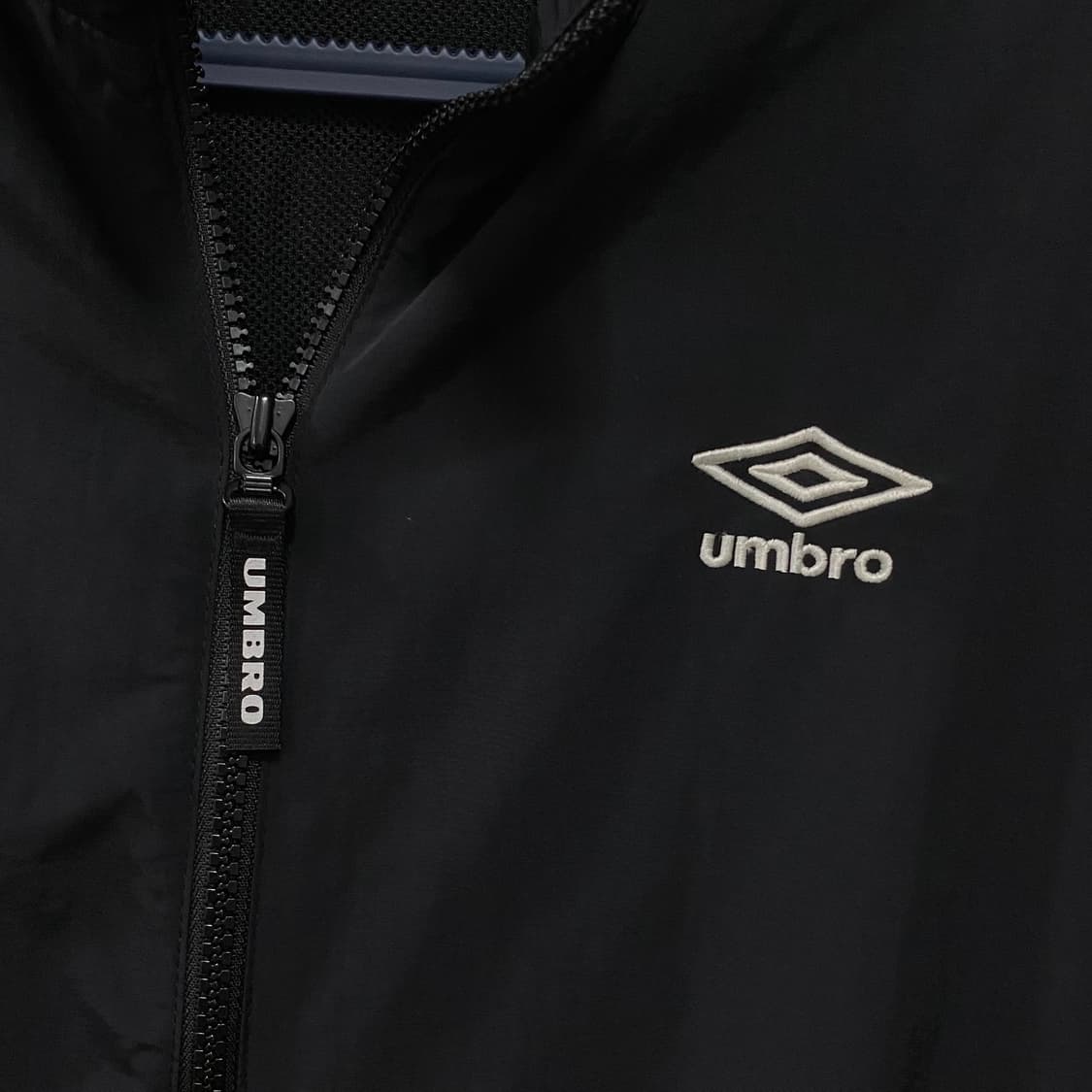 엄브로 스텐넥 투웨이 웜업 바람막이 상품이미지5