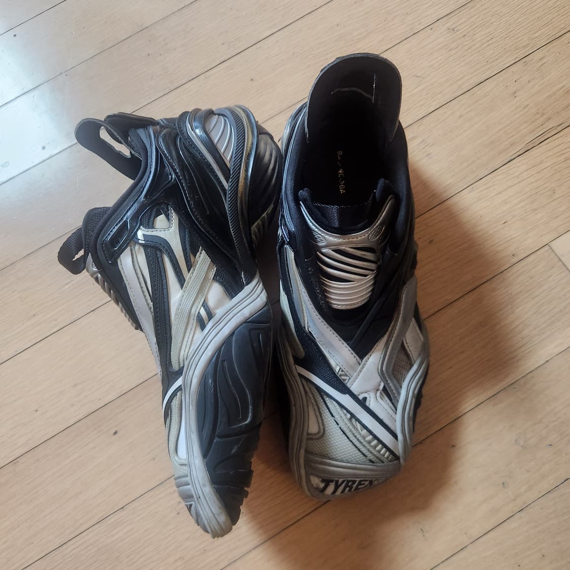 발렌시아가 타이렉스 41사이즈 판매합니다 상품이미지2