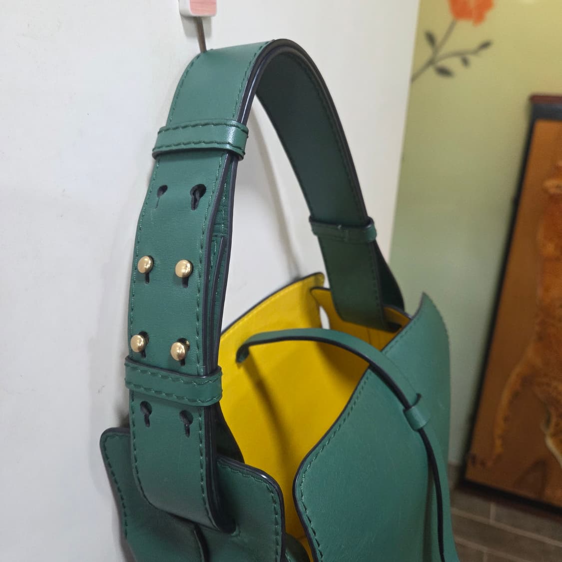 버버리 그린 레더 버킷백 상품이미지5