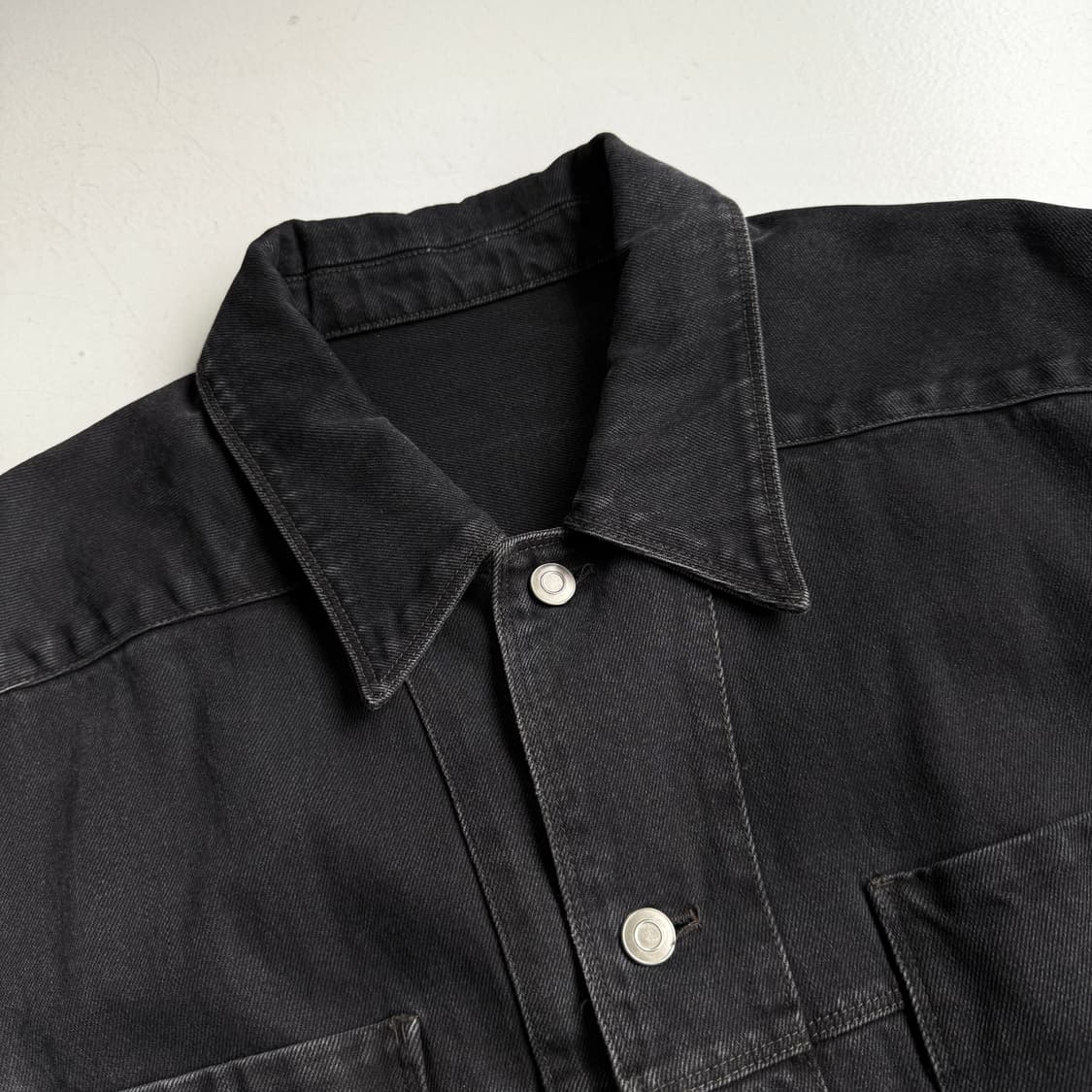 COOR 쿠어 더블포켓 흑청 데님 트러커 자켓 상품이미지3