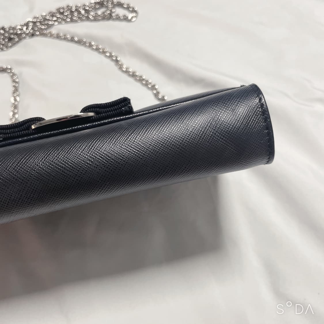 페라가모 체인 미니 크로스백 블랙 상품이미지4