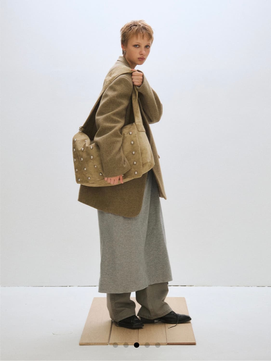 플리즈프로젝트 스터드 스웨이드 메신저백 샌드 상품이미지3