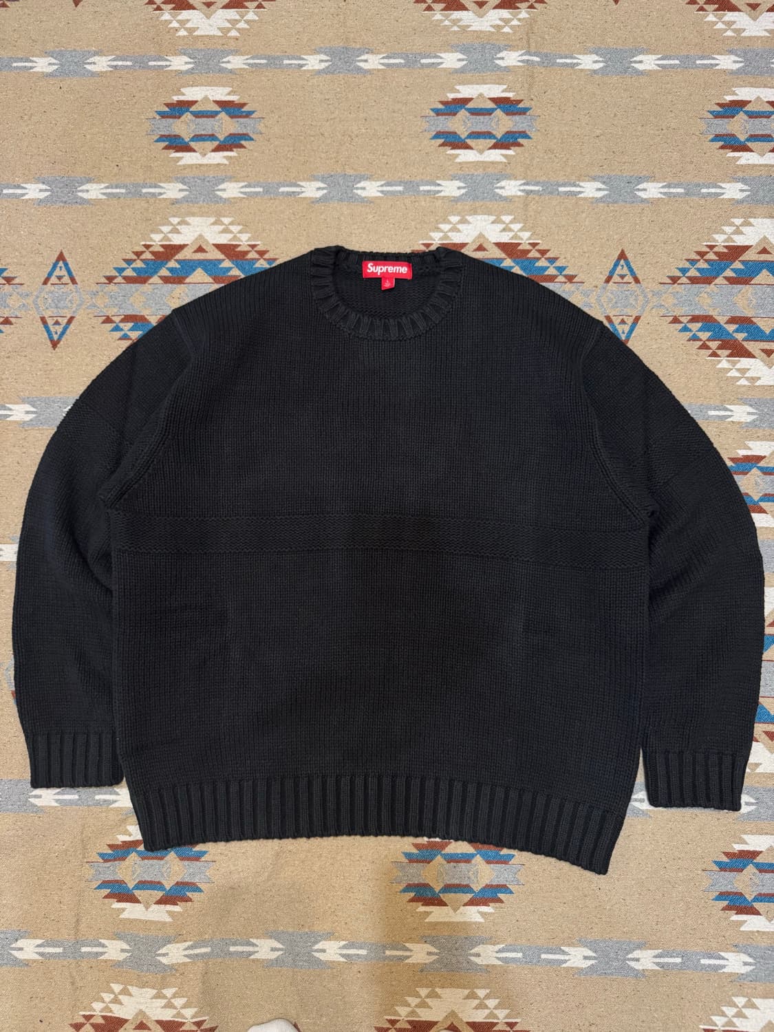 [L] 슈프림 토널 아플리케 스웨터 블랙 25SS 상품이미지6