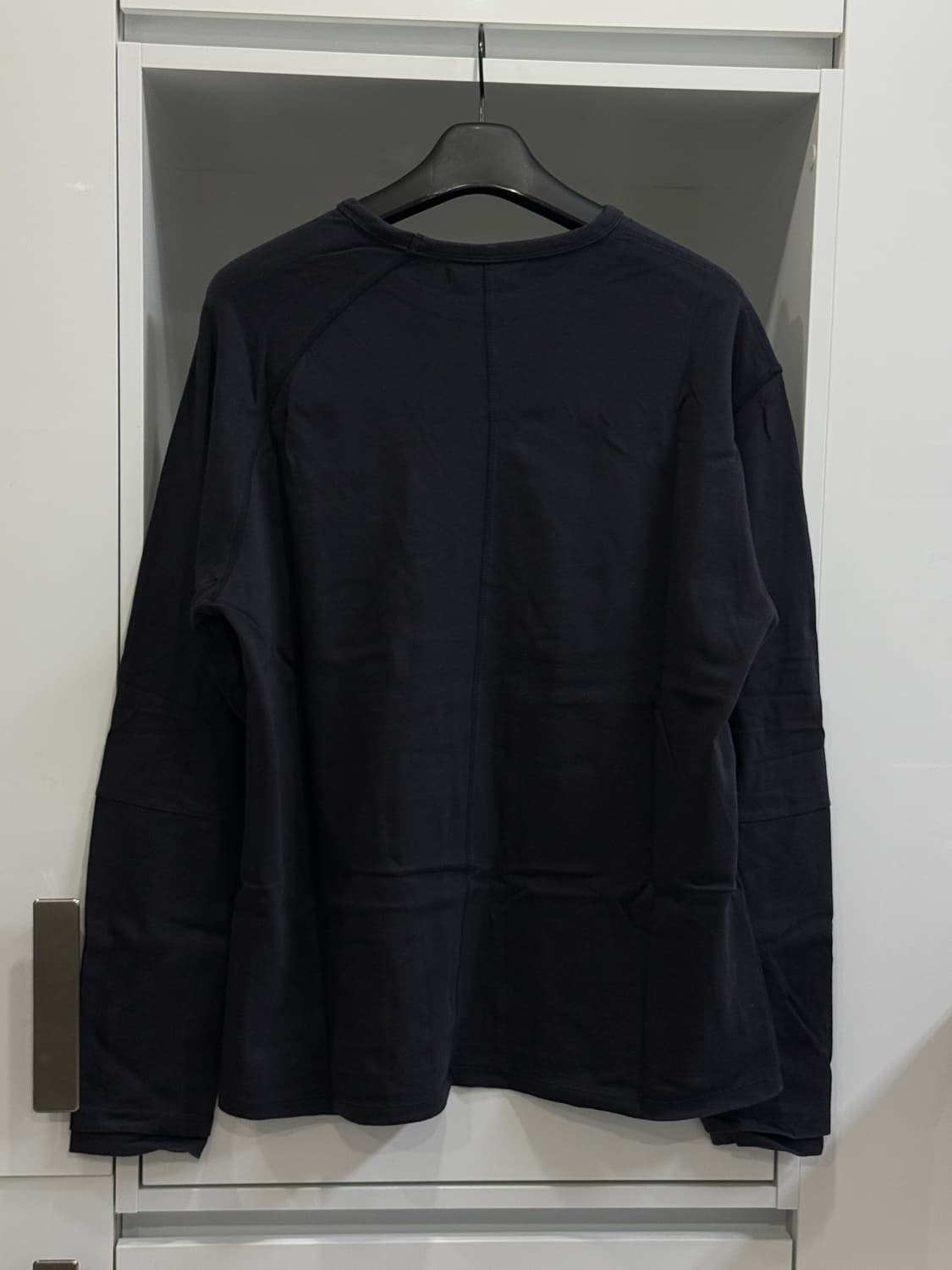 해칭룸 더블 롱슬리브티 네이비 4이즈 판매합니다 상품이미지2