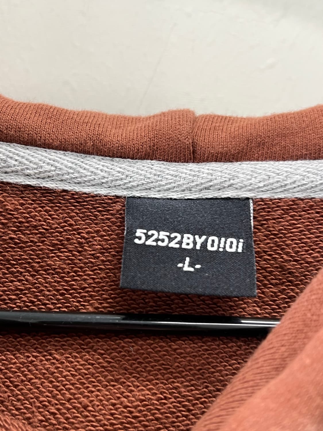 오아이오아이 오버핏 빅로고 후드 티 브라운 상품이미지4