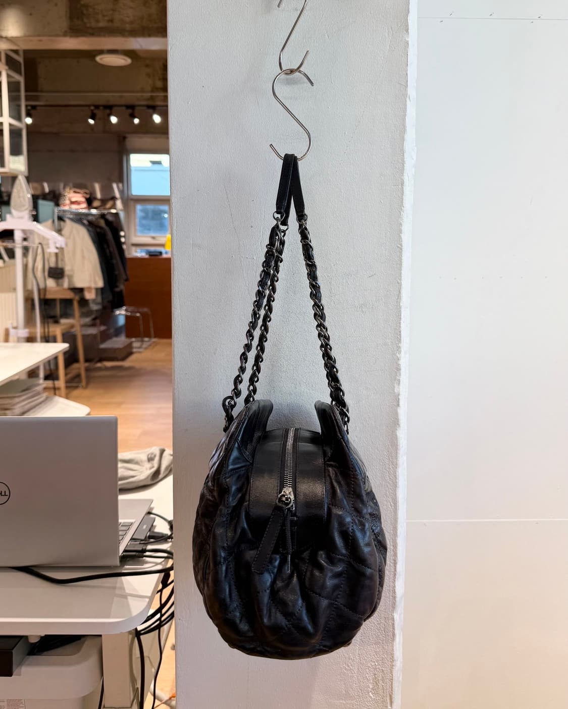 샤넬 블랙 이리데슨트 카프스킨 시크 퀼팅 볼링백 상품이미지6