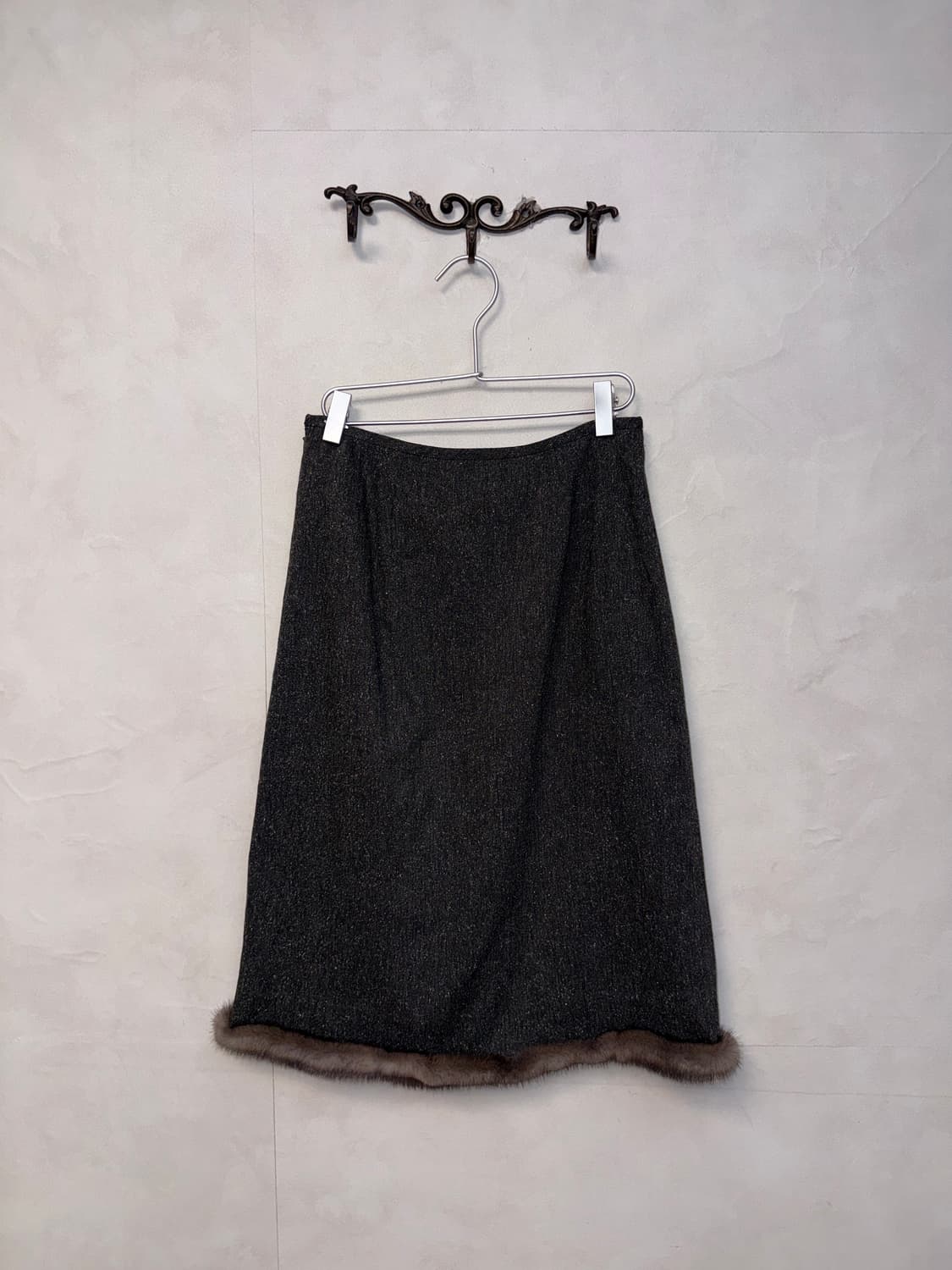 Charcoal fur trimmed midi skirt 상품이미지3