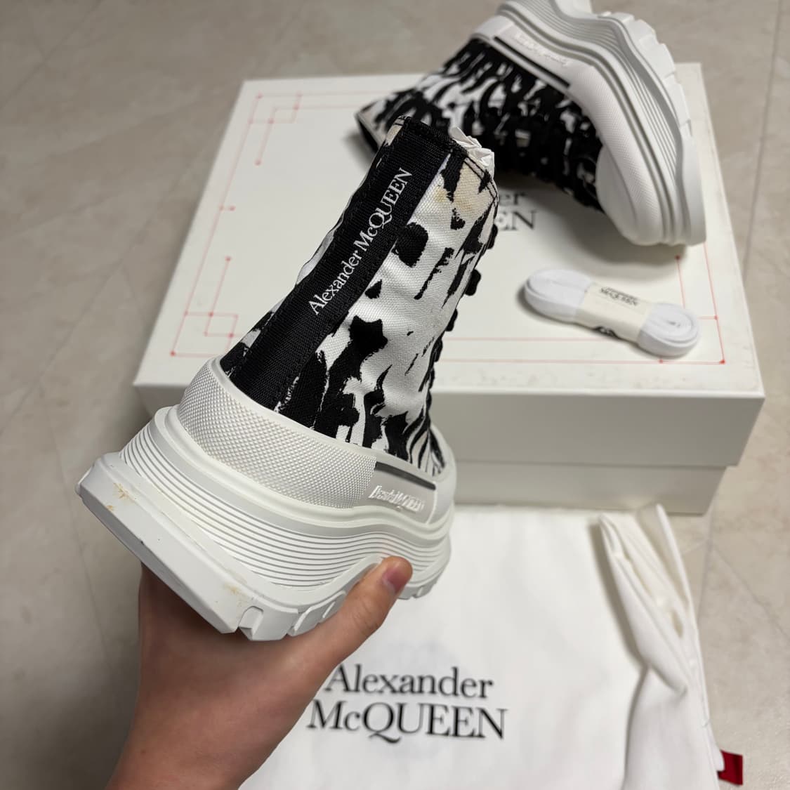 새상품(230)알렉산더맥퀸 그래피티 트레드 슬릭 부츠 화이트블랙 상품이미지3