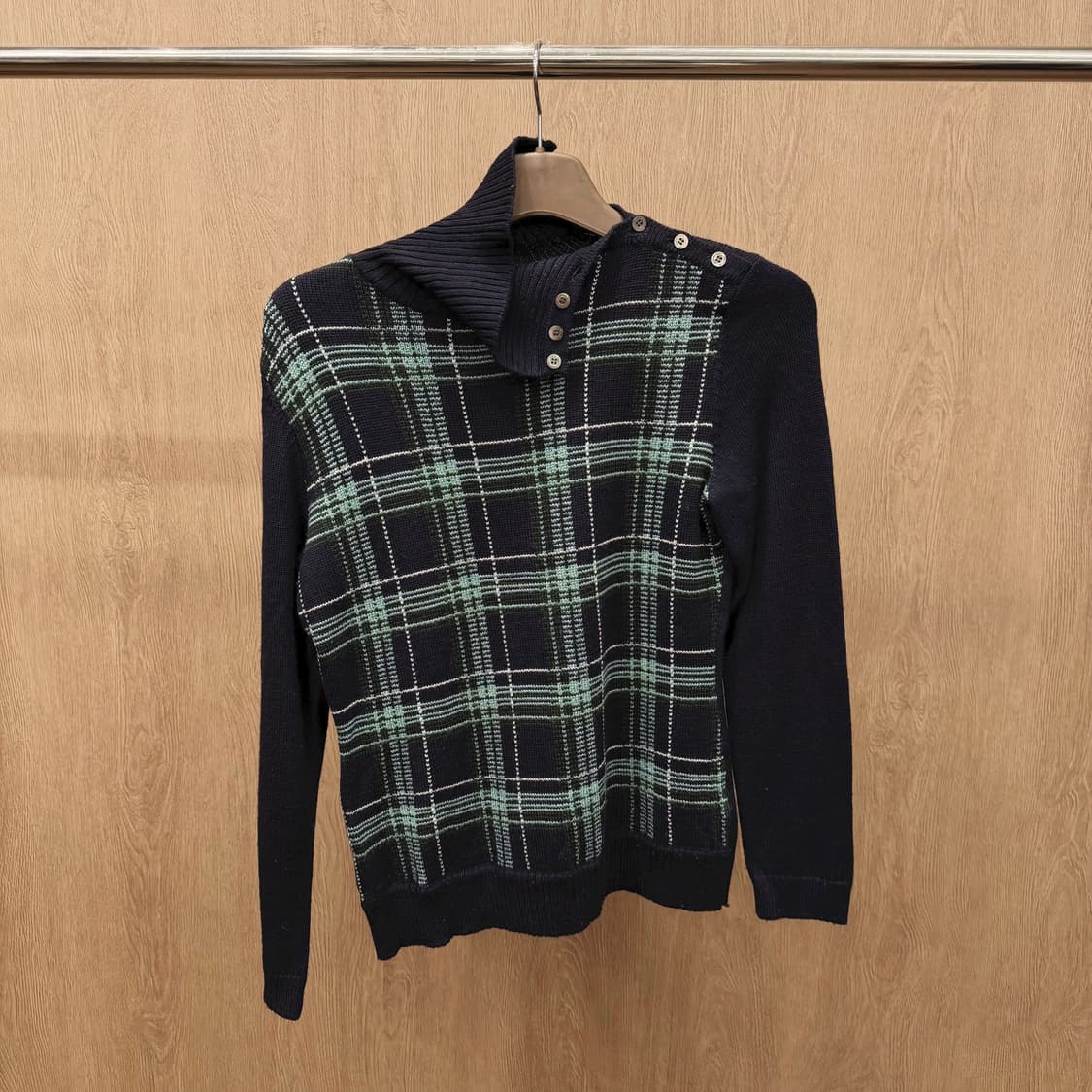 아쿠아스큐텀 하프넥 긴팔 니트 타탄 체크 패턴 비대칭 버튼 디테일 네이비 상품이미지2