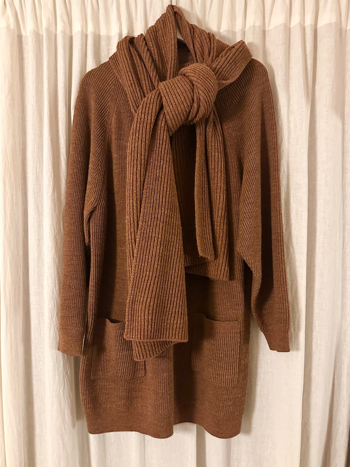 유니클로 U 르메르 모크넥 니트 원피스 M 브라운 머플러 세트 상품이미지2