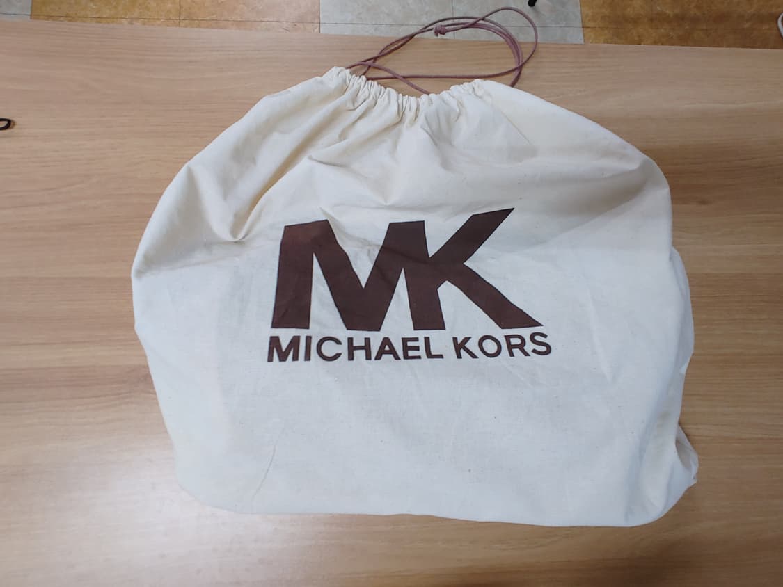 MICHAEL KORS 마이클 코어스 천연소가죽 골드 오픈 빅토트백 상품이미지10